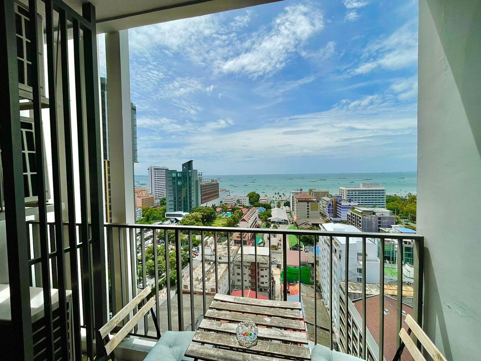The Base Deluxe Apartamento Pattaya Exterior foto